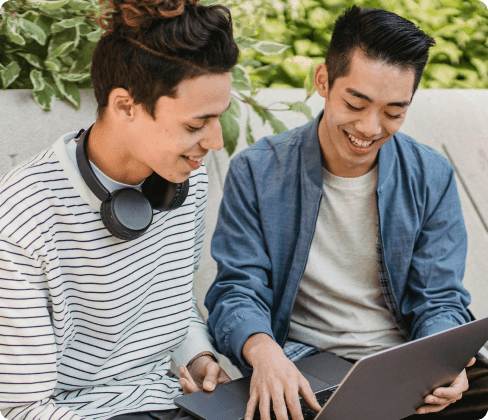 Imagem de pessoas no computador