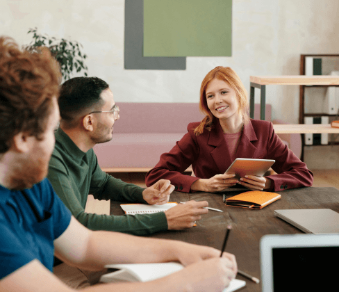Pessoas em uma mesa de reunião
